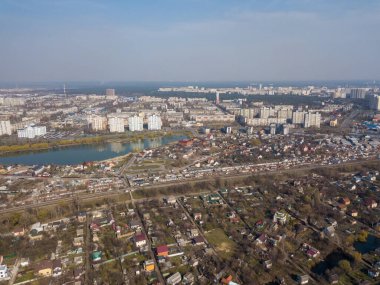 Kiev 'in yerleşim bölgesinde göller. Hava aracı görünümü.