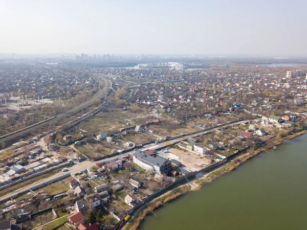 Kiev 'in yerleşim bölgesinde göller. Hava aracı görünümü.