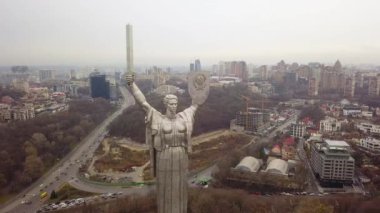 Anavatan Anıtı 'nın havadan görünüşü, Ukrayna' nın başkenti Kyiv 'de anıtsal heykel