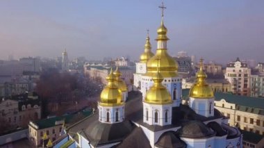 Kyiv 'deki St. Michael' s Altın Kubbe Manastırı 'nın havadan görünüşü, Kievan Rus Anıtı' nın olağanüstü mimarisi.