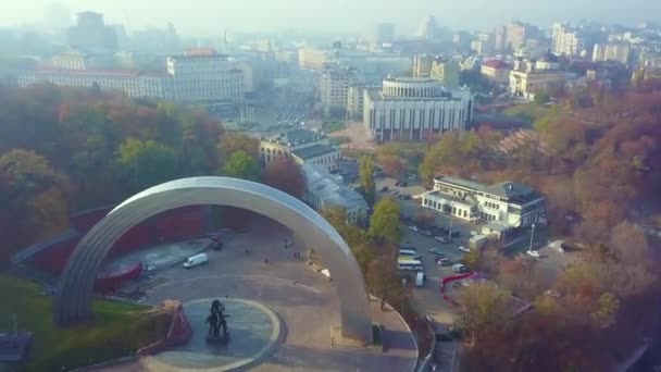 キエフの人々の友情と歩道橋のアーチの上に霧が広がっています 空中ドローン映像 — ストック動画