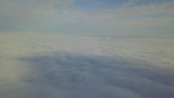 无人机在云层上飞行 厚厚的云彩飘浮在下面 — 图库视频影像