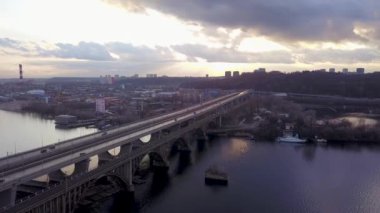 Ukrayna 'nın başkenti Kyiv' deki Dinyeper nehri üzerindeki köprü manzarası.