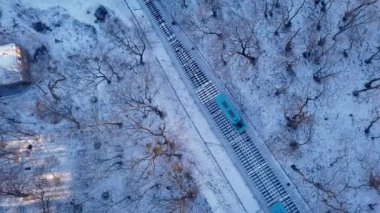Kyiv Füniküler 'in karlı ormanda yükselen havadan görüntüsü