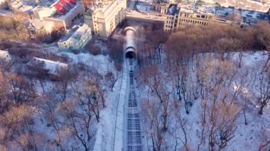 Kyiv Füniküler 'in karlı ormanda yükselen havadan görüntüsü