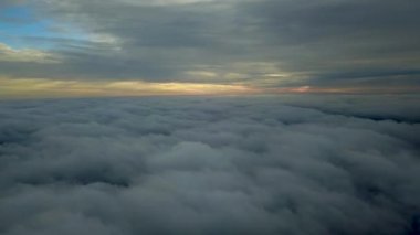 Güzel bulutların ve gökyüzünün manzarası