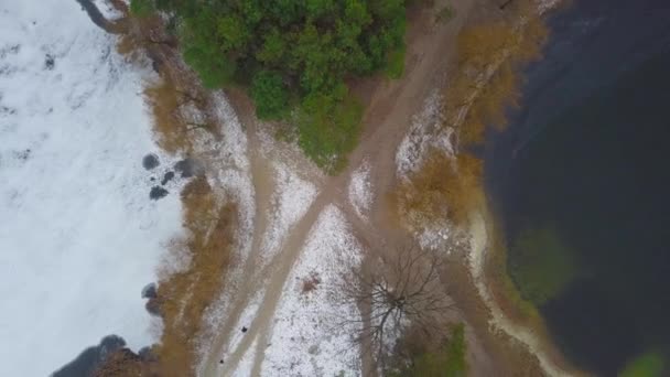 vue aérienne du lac enneigé et de la forêt en hiver 
