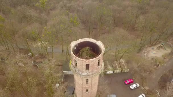 Luftaufnahme Des Alten Turms Und Der Geparkten Autos Herbstlichen Park — Stockvideo