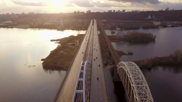 Luftaufnahme Der Darnitski Eisenbahnbrücke Kiew Über Den Dnjepr Bei Sonnenuntergang — Stockvideo