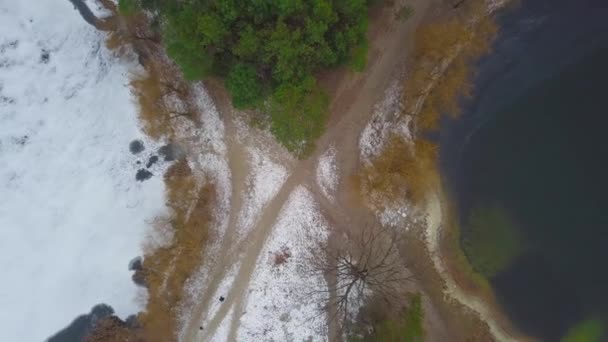vue aérienne du lac enneigé et de la forêt en hiver 