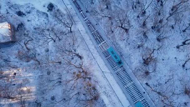 雪の森の中の丘の上からキエフのケーブルカーの空中展望 — ストック動画