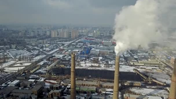 Flygfoto Över Smokestack Kolkraftverk Rök Sprider Sig Över Staden Kiev — Stockvideo