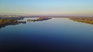 Kyiv nehrinin üzerinde uçan kuşların hava manzarası