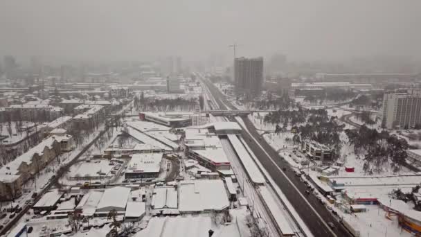 Luchtfoto Van Besneeuwd Park Gebouwen Stad — Stockvideo