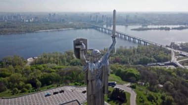 Anavatan Anıtı 'nın havadan görünüşü, Ukrayna' nın başkenti Kyiv 'de anıtsal heykel