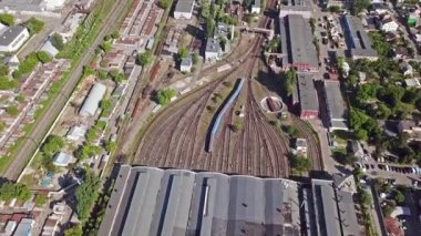 Kyiv metro treninin istasyona girerken hava görüntüsü.
