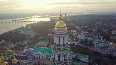 Kyiv Pechersk Lavra 'nın hava manzarası, Kyiv' deki tarihi Ortodoks Hıristiyan manastırı