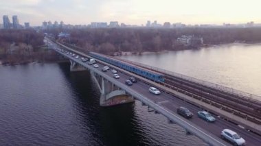 Ukrayna 'nın başkenti Kyiv' deki Hidropark 'taki Dinyeper nehri üzerindeki köprü manzarası.
