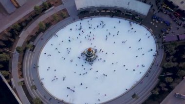 Ortasında Noel ağacı olan buz pateni pisti manzarası