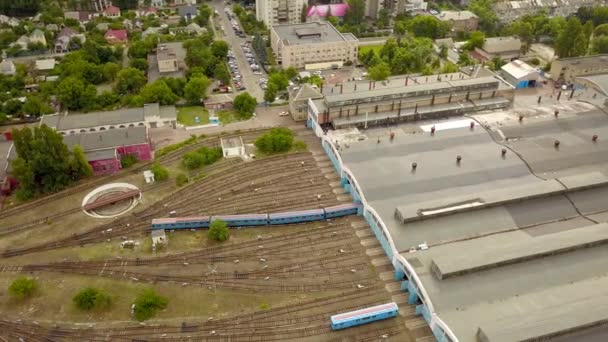 Bovenaanzicht Van Metro Van Kiev Die Het Depot Inrijdt — Stockvideo