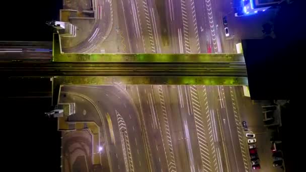 鉄道や大都市に近いナイトキエフ道路の空中ビュー — ストック動画