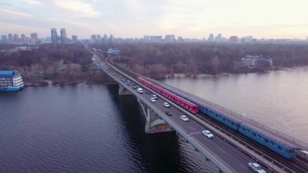 ウクライナのキエフにあるヒドロパークのドニエプル川にかかる橋の空中ビュー — ストック動画