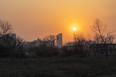Kyiv şehrinin üzerinde gün batımı