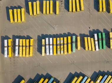 Kyiv 'in otoparkındaki şehir otobüslerinin hava görüntüsü