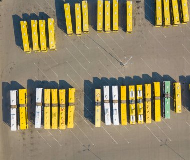 Kiev otoparkında şehir otobüsleri.