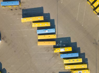 Kiev otoparkında şehir otobüsleri.