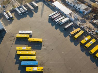 Kyiv 'in otoparkındaki şehir otobüslerinin hava görüntüsü