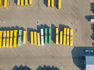 Kyiv 'in otoparkındaki şehir otobüslerinin hava görüntüsü