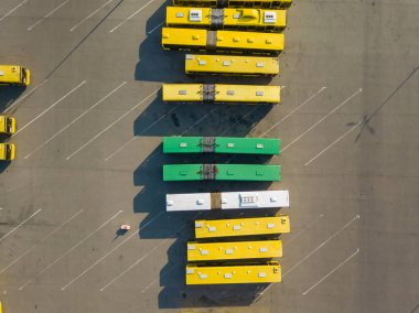 Kiev otoparkında şehir otobüsleri.