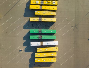 Kyiv 'in otoparkındaki şehir otobüslerinin hava görüntüsü