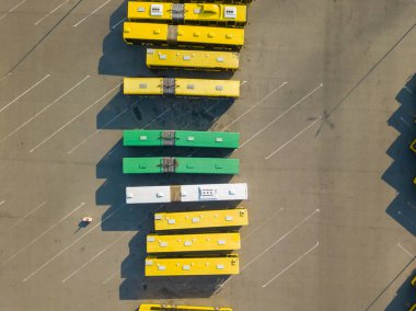 Kyiv 'in otoparkındaki şehir otobüslerinin hava görüntüsü