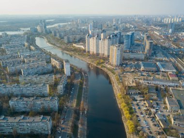 Akşam güneşinde Kiev 'deki Rusanovka yerleşim bölgesi. Aeri.