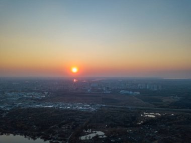 Kyiv şehrindeki gölün üzerinde gün batımı. Hava aracı görünümü.