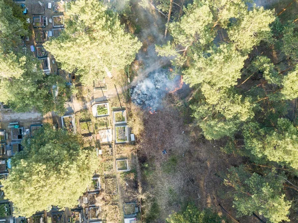 Požár Lesním Hřbitově Kouř Obaluje Jehličnany Letecký Dron — Stock fotografie