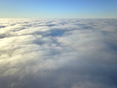 Bulutların üzerinde uçan drone