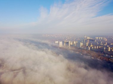 Şehirde güzel sisli bir sabah