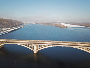 Hava aracı görüntüsü. Kiev 'deki Dinyeper Nehri ve köprü manzarası