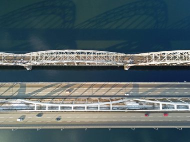 Hava aracı görüntüsü. Kyiv 'deki Darnitsky demiryolu otomobil köprüsü 