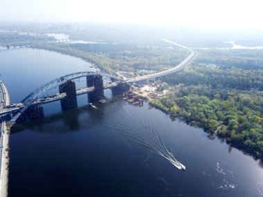 Hava aracı görüntüsü. Kiev 'deki Dinyeper Nehri ve köprü manzarası