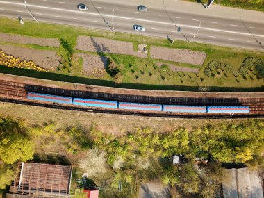 Hava görüntüsü. Kyiv metro treni raylardan geçer.