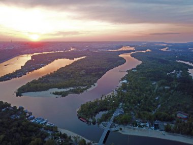 Kyiv 'deki Dinyeper Nehri üzerinde gün batımı. Hava aracı görünümü