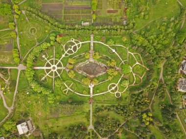 Baharda güneşli havada güzel bir park. Hava aracı görünümü.