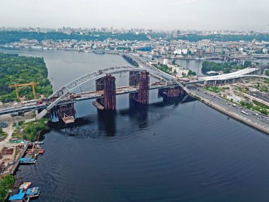 Hava görüntüsü. Köprü Dinyeper Nehri üzerinde yapım aşamasında.