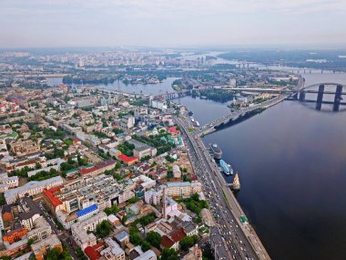 Hava aracı görüntüsü. Kyiv 'deki Dinyeper nehri üzerindeki köprü..