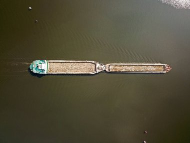 Hava görüntüsü. Mavna nehir boyunca yüzüyor.