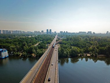 Hava aracı üst görüntüsü. Dinyeper Nehri üzerindeki Kyiv metro köprüsü